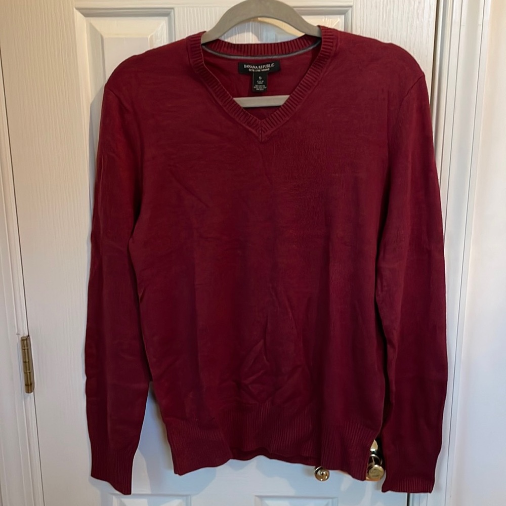 Banana Republic mens v-neck sweater, size small. Burgundy red, 100% merino wool